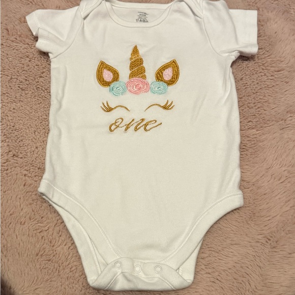 “One” unicorn embroidered onesie - Picture 3 of 4